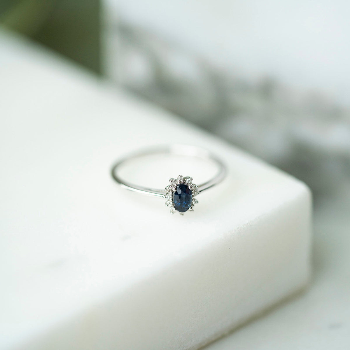 Ring i hvitt gull med safir og diamant 7,5 mm, bilde 3 av 4