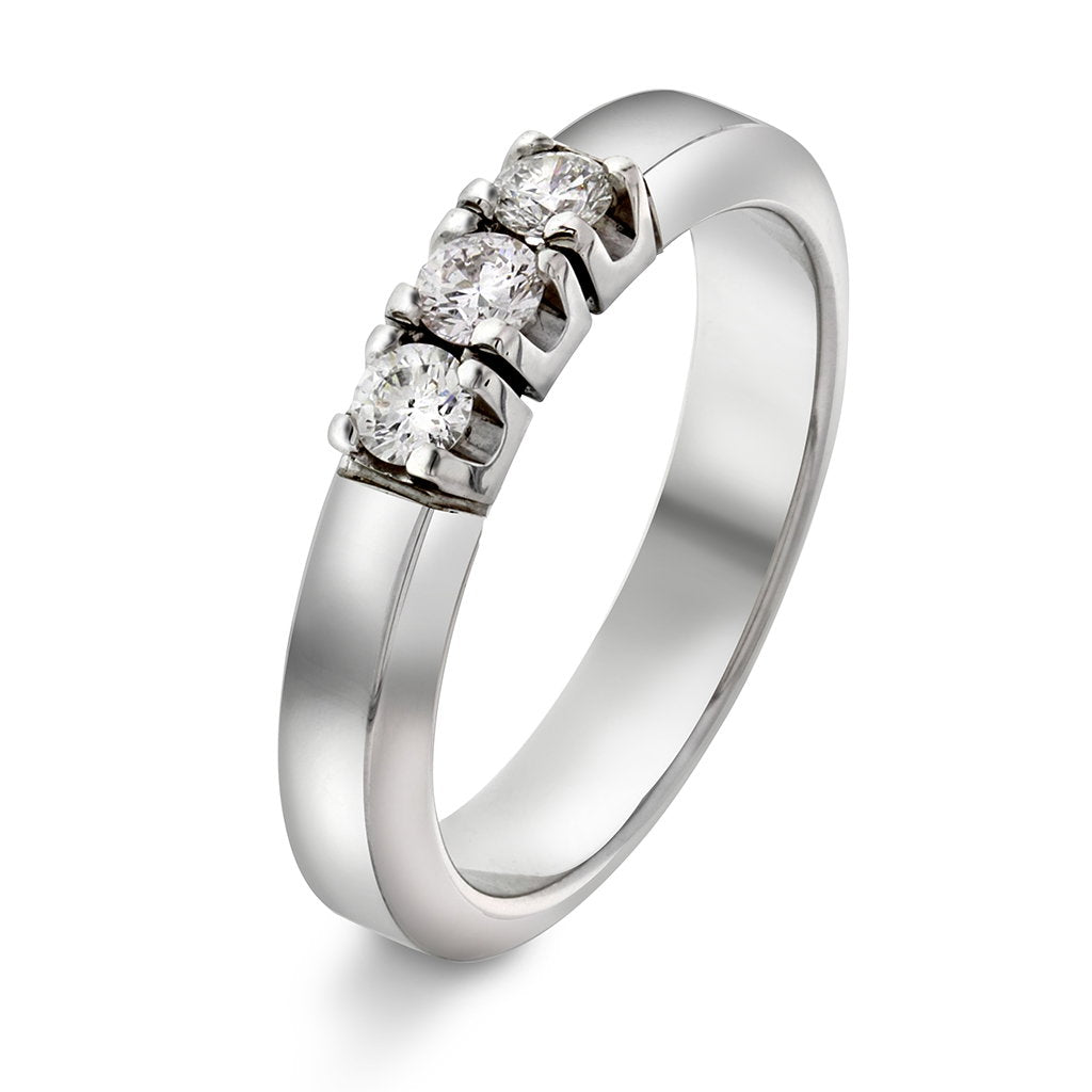 Sigma ring i 14 karat hvitt gull med 3 diamanter 0,30 ct, 4,2 mm, bilde 1 av 3