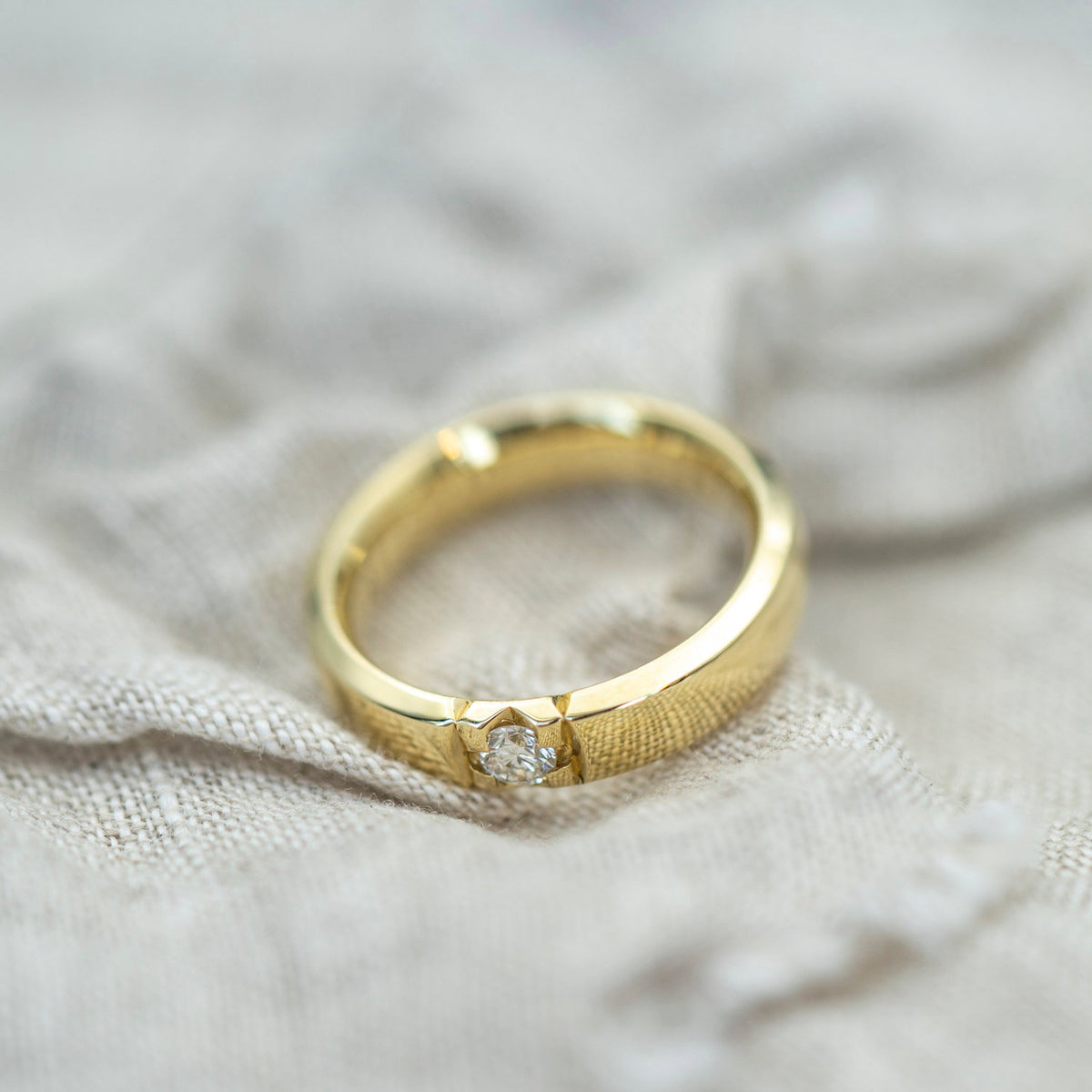 Beta ring i 14 karat gult gull med diamant 0,20 ct, 5 mm, bilde 3 av 4