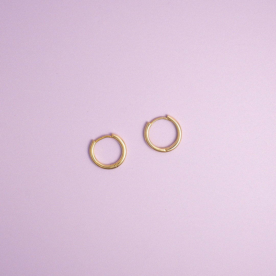 Sandra Lyng øredobber i forgylt sølv, Hooked 15 mm, bilde 3 av 4