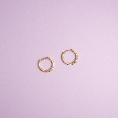 Sandra Lyng øredobber i forgylt sølv, Hooked 15 mm, bilde 3 av 4