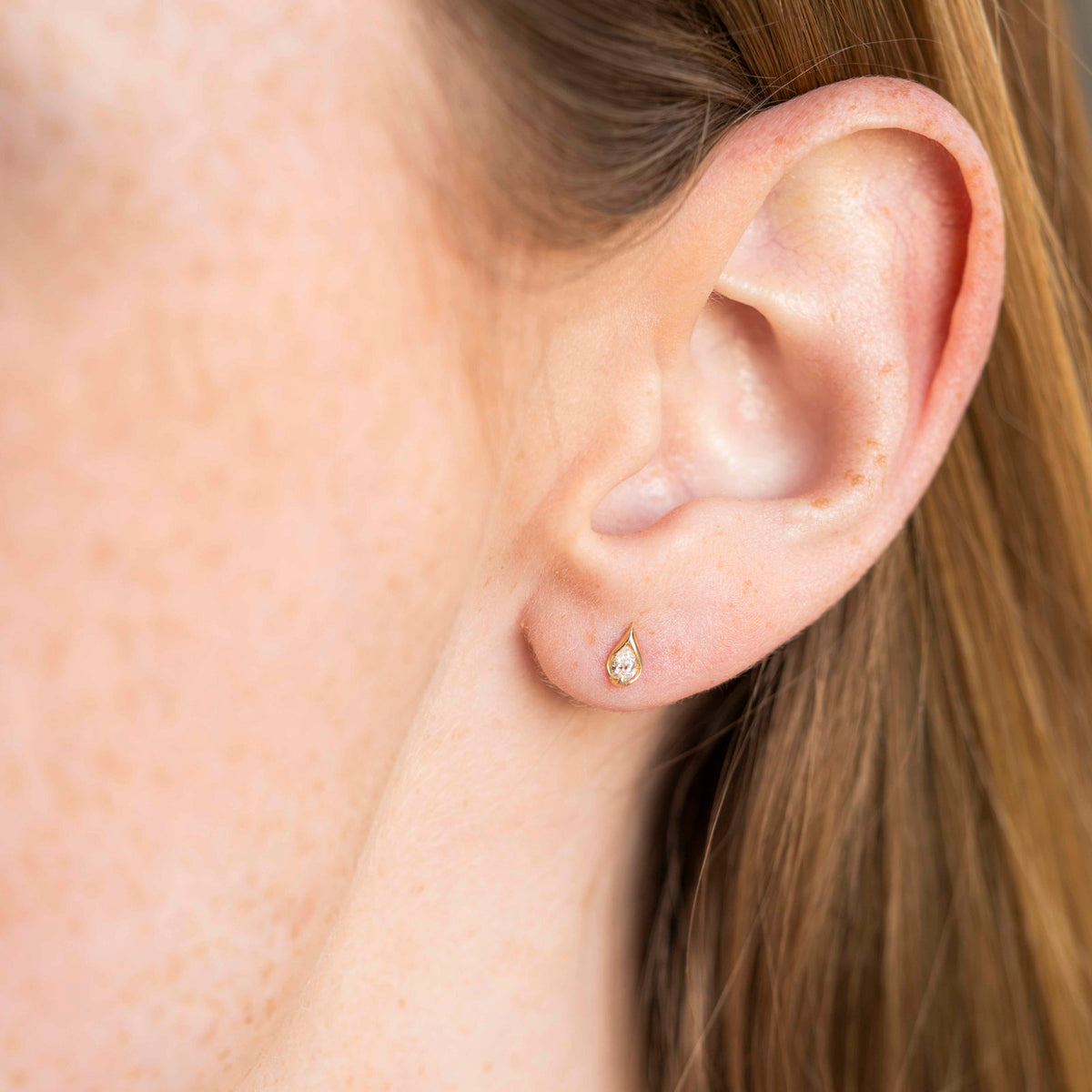 Øredobber i 14 karat gult gull med diamanter 0,14 ct, bilde 2 av 2
