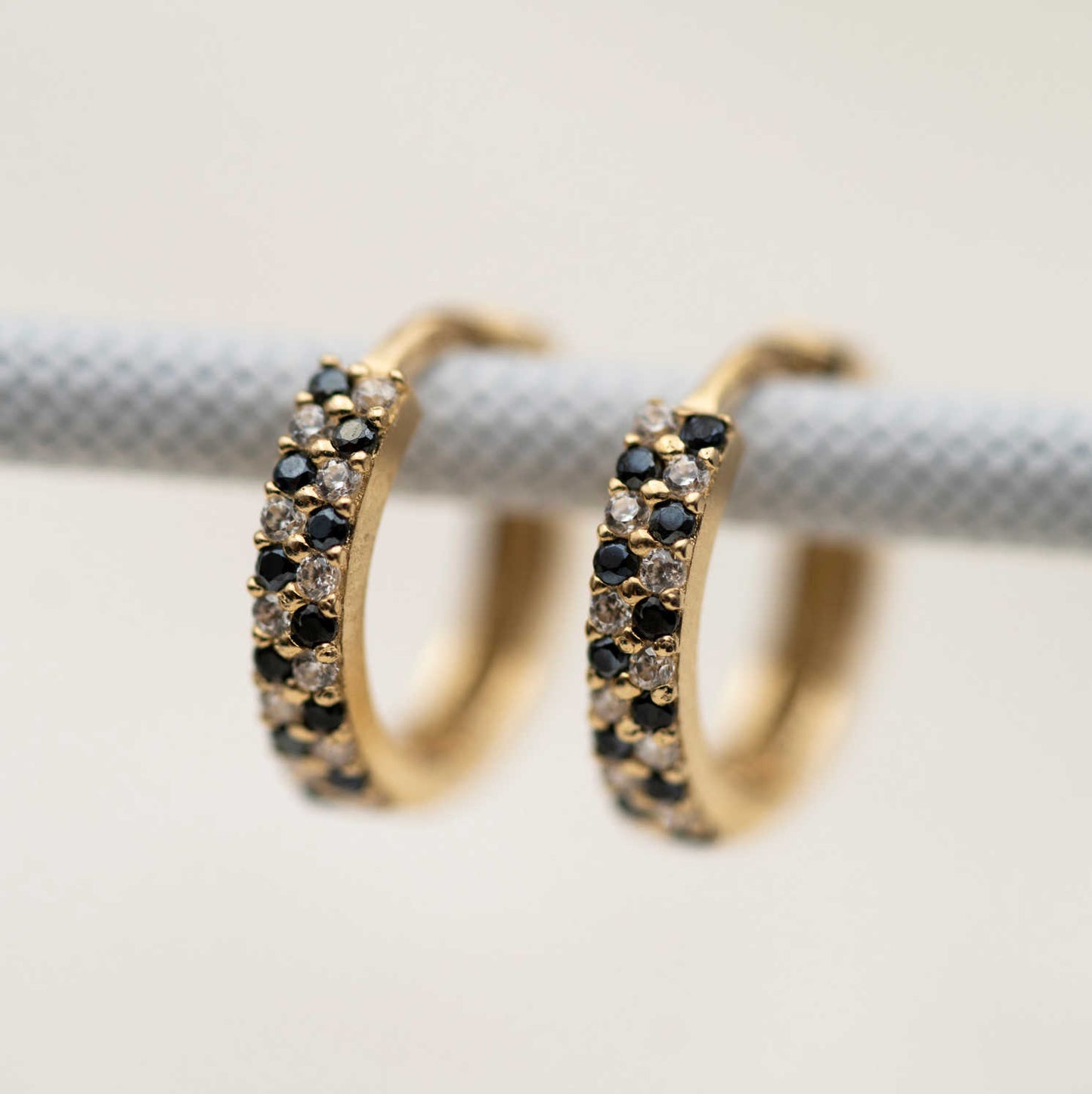 Øreringer i gull med sorte zirkonia (59509)