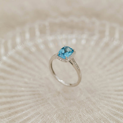 Ring i 14 karat hvitt gull med topas og diamant 0,10 ct, bilde 3 av 4