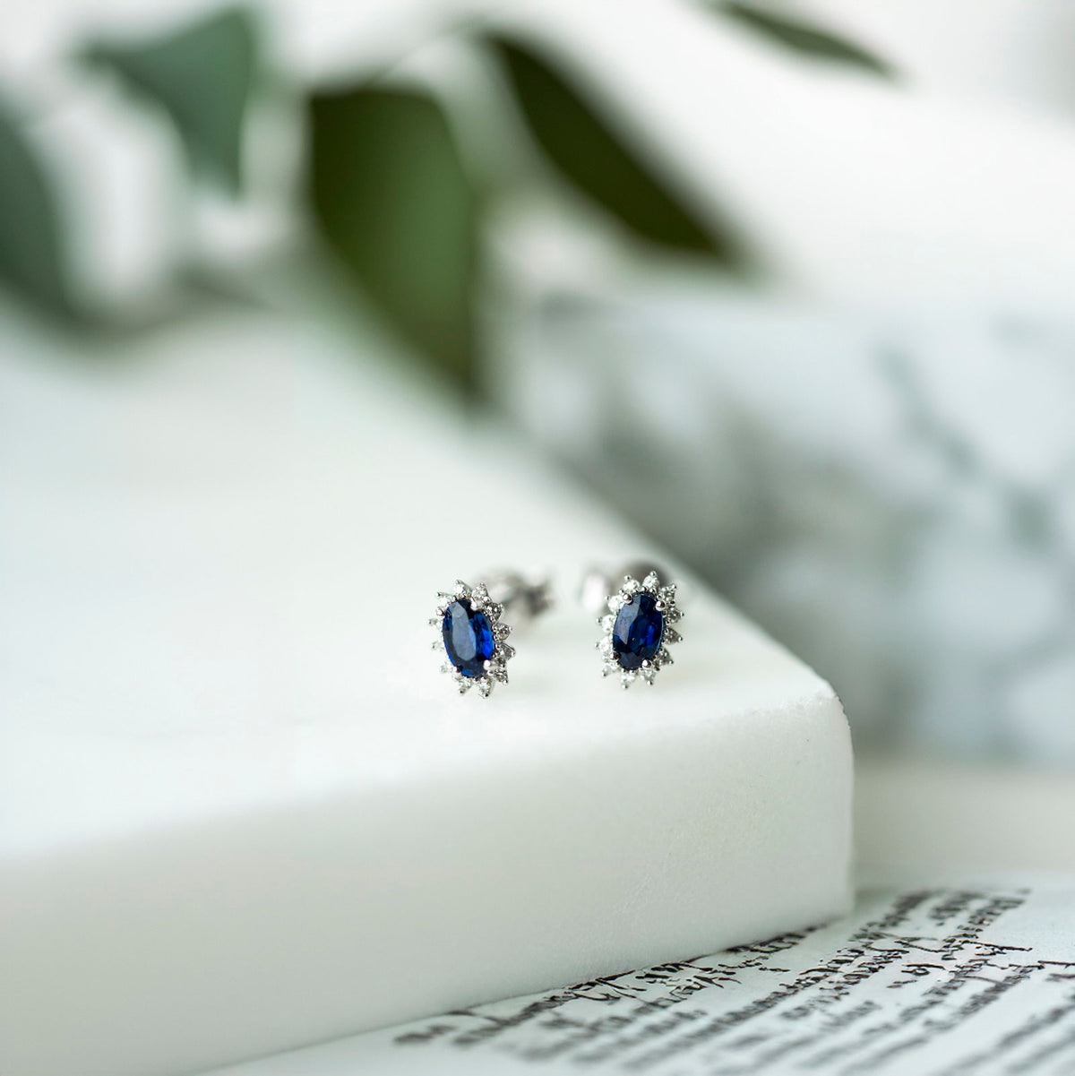Øredobber i 14 karat hvitt gull med diamant 0,08 ct og safir, bilde 3 av 4