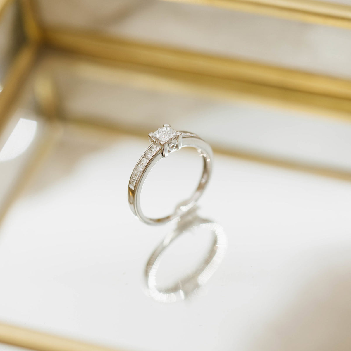 Ring i hvitt gull med diamant 0,33 ct, bredde 5 mm, bilde 2 av 3