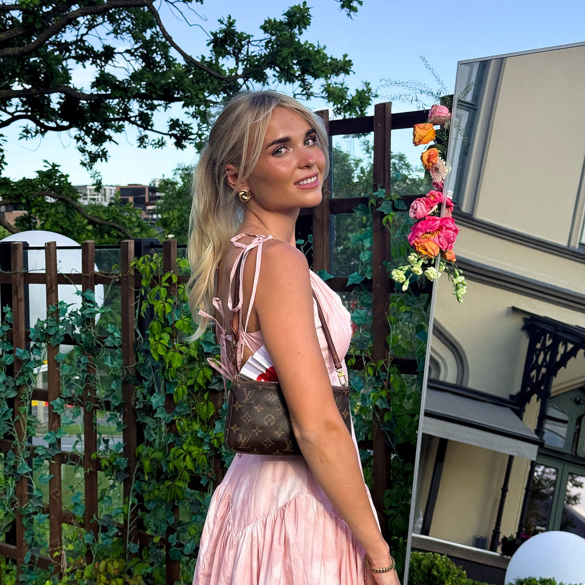 Frida Leonore Kindred øredobber i forgylt stål, 23 mm, bilde 9 av 10