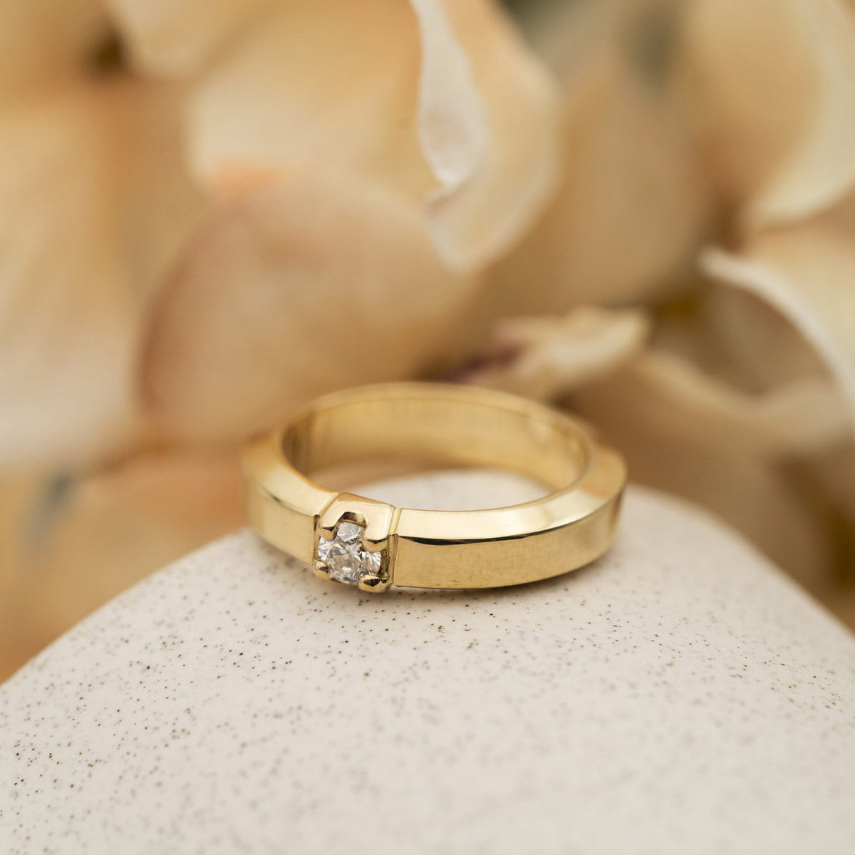 Sigma alliansering i 14 karat gult gull med diamant 0,20 ct, bilde 3 av 4