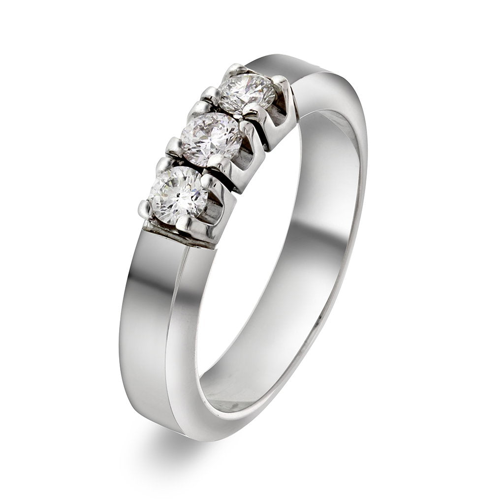 Sigma ring i 14 karat hvitt gull med diamant 0,45 ct, 4,2 mm, bilde 1 av 3
