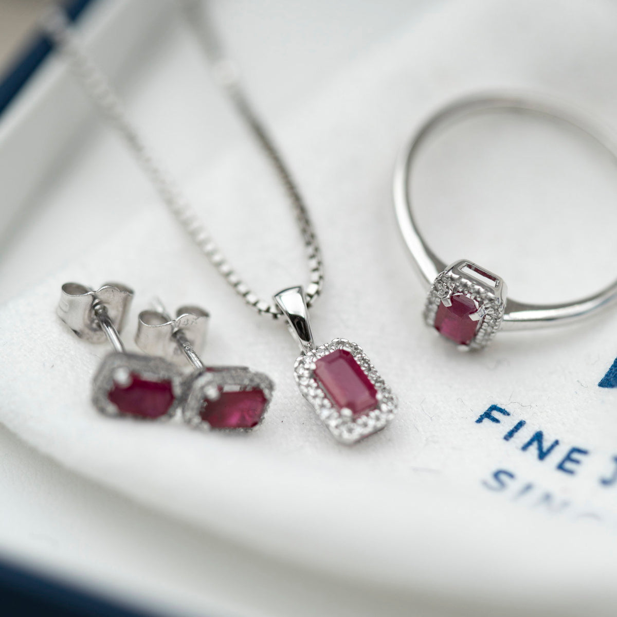 Anheng i 14 karat hvitt gull med rubin og diamant 0,05 ct, bilde 3 av 3