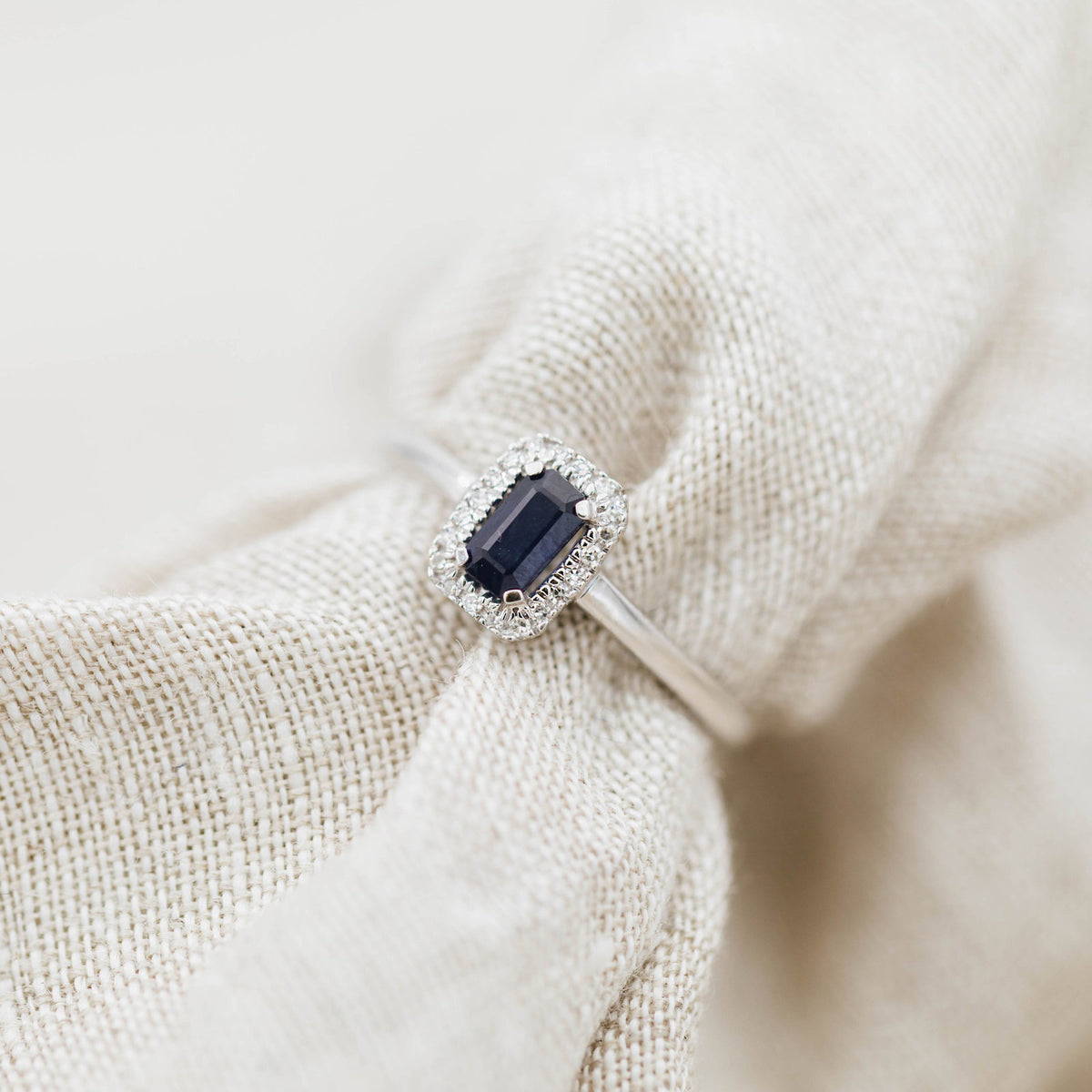 Ring i 14 karat hvitt gull med safir og diamant 0,05 ct, 5,5 mm, bilde 4 av 4