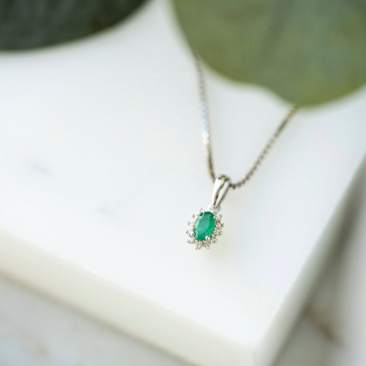 Anheng i 14 karat hvitt gull med smaragd og diamant 0,04 ct, bilde 4 av 4