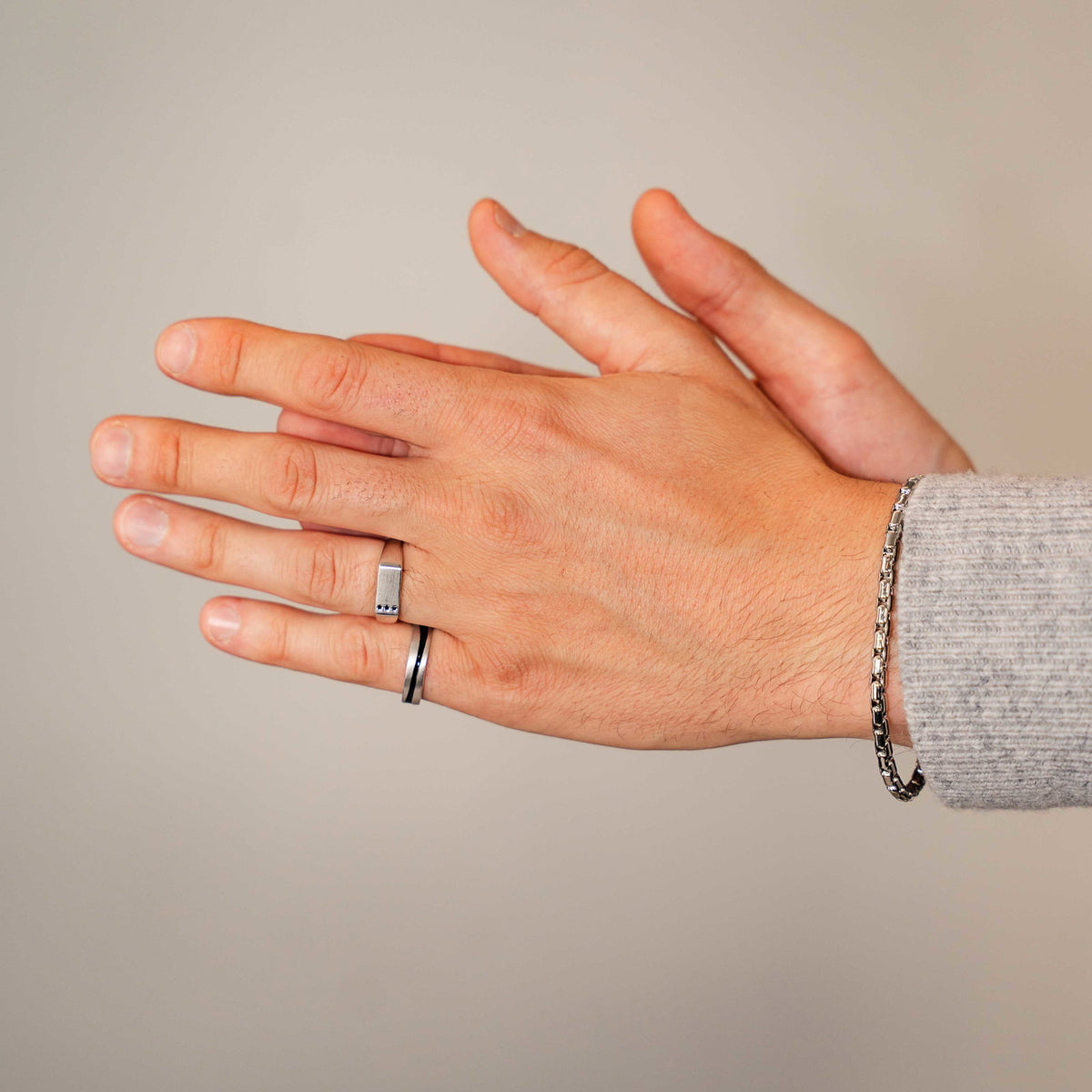 Ring i 925 sølv med sort zirkonia, bredde 2 mm, bilde 6 av 8