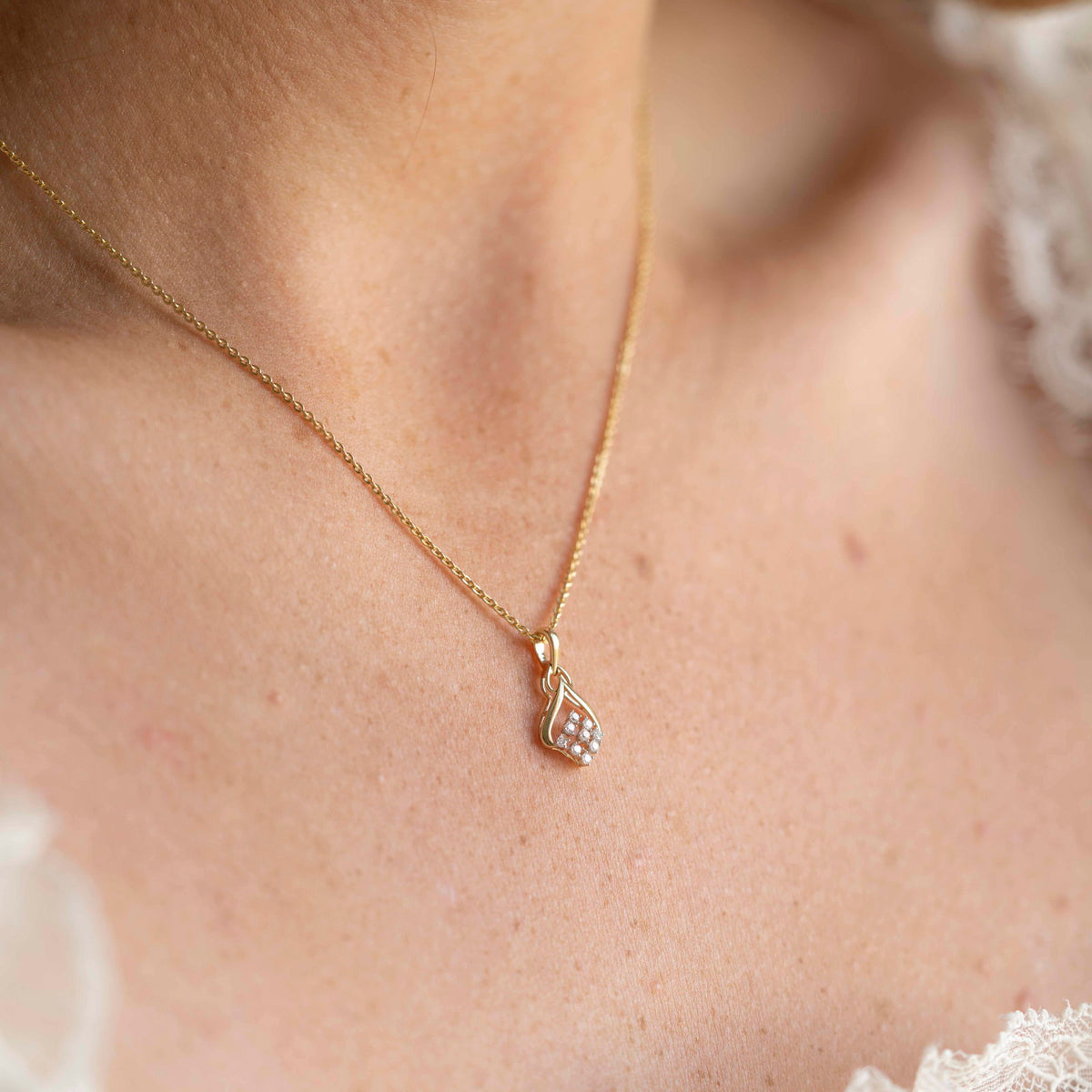 Anheng i 14 karat gult gull med 9 diamanter 0,08 ct, bilde 2 av 2