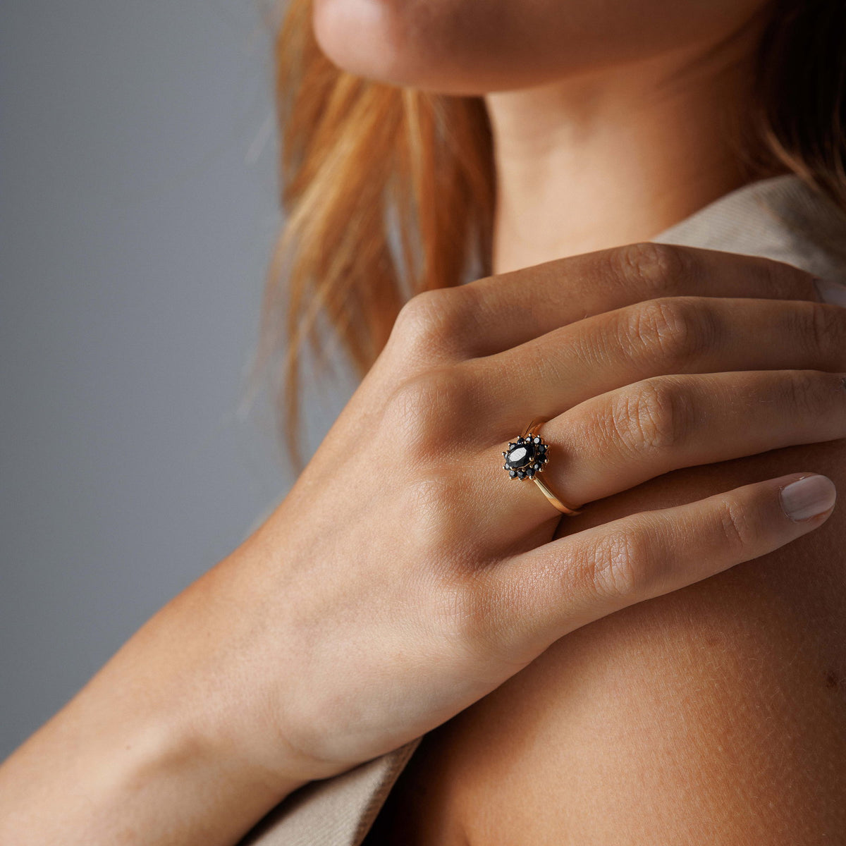 Ring i gult gull med sort safir, bredde 9 mm, bilde 2 av 2