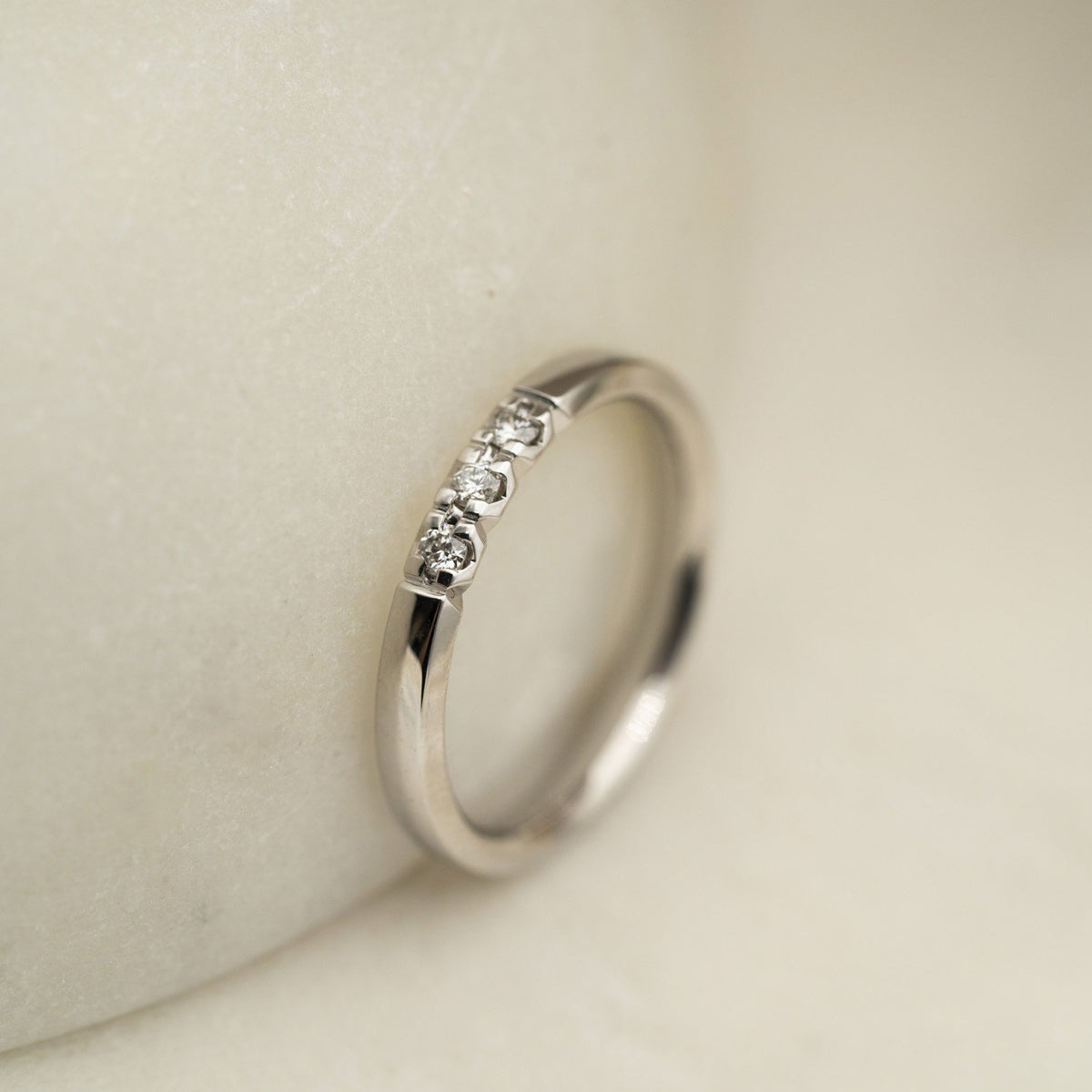 Beta ring i 14 karat hvitt gull med diamant 0,09 ct, bilde 2 av 3