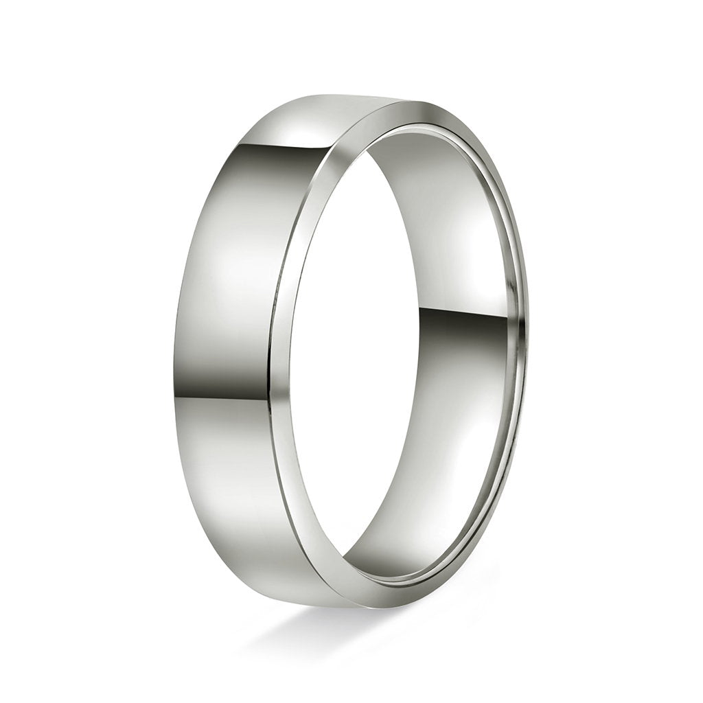 Ring i hvitt gull, flat med skråkant 5 mm