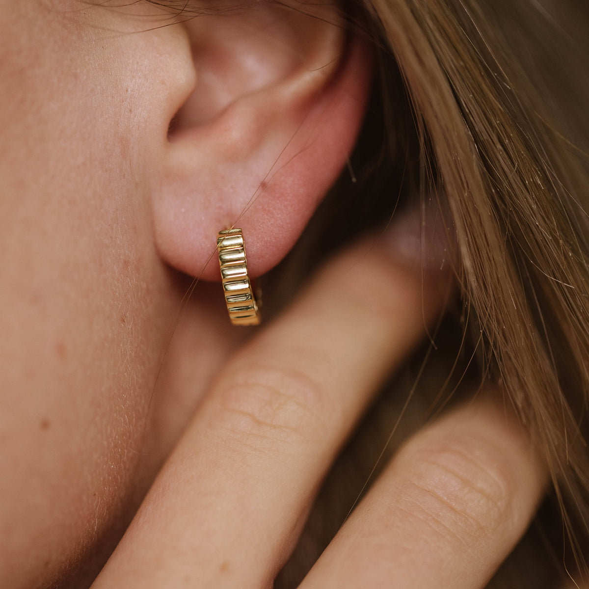Nora Mørk øredobber i forgylt sølv med hvit zirkonia, 13 mm, bilde 3 av 4
