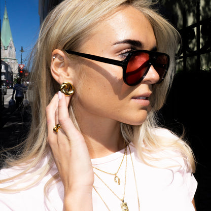 Frida Leonore Kindred øredobber i forgylt stål, 23 mm, bilde 3 av 10