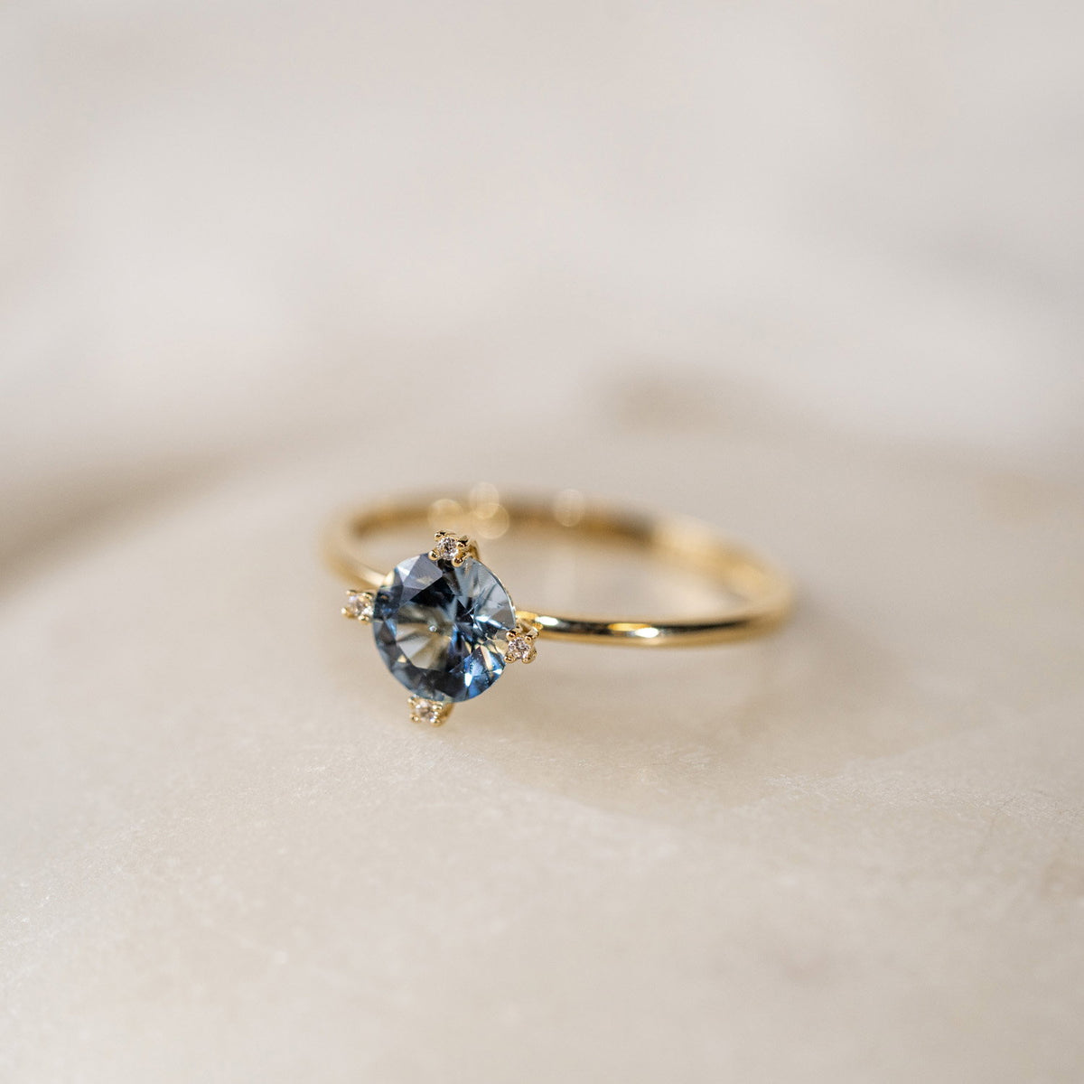 Ring i 14 karat gult gull med zirkonia 8 x 8 mm, bilde 3 av 3