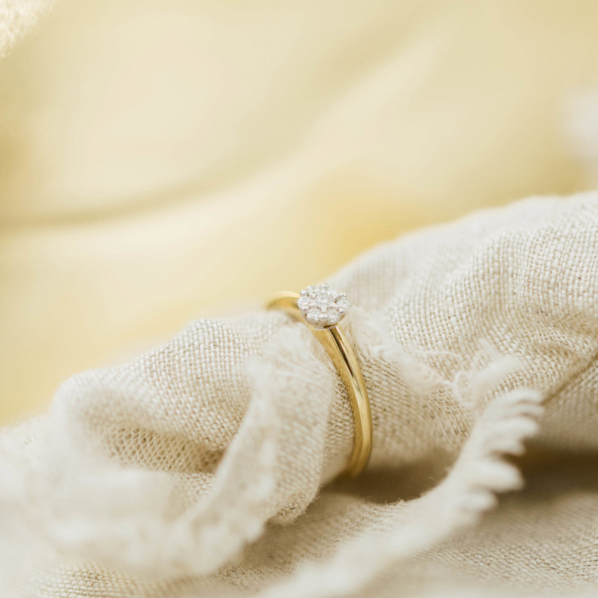 Ring i 14 karat tofarget gull med diamant 0,12 ct, 4,8 mm, bilde 3 av 4