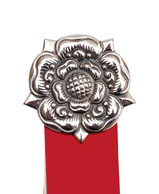 17. mai-sløyfe med Trondhjemsrosen i oksidert 830 sølv fra Sylvsmidja, sett forfra
