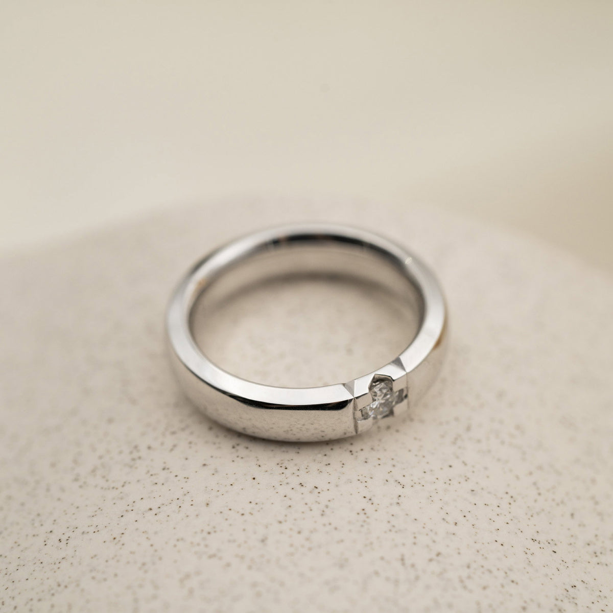 Beta ring i 14 karat hvitt gull med diamant 0,15 ct, bilde 3 av 4
