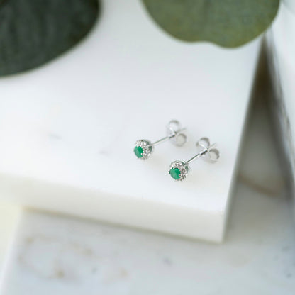 Øredobber i 14 karat hvitt gull med diamant og smaragd 0,08 ct, bilde 3 av 4