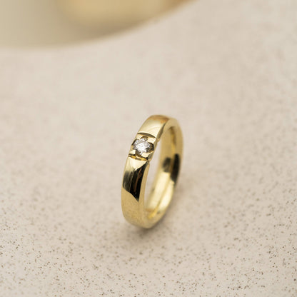 Beta alliansering i 14 karat gult gull med diamant 0,10 ct, 4,2 mm, bilde 2 av 3