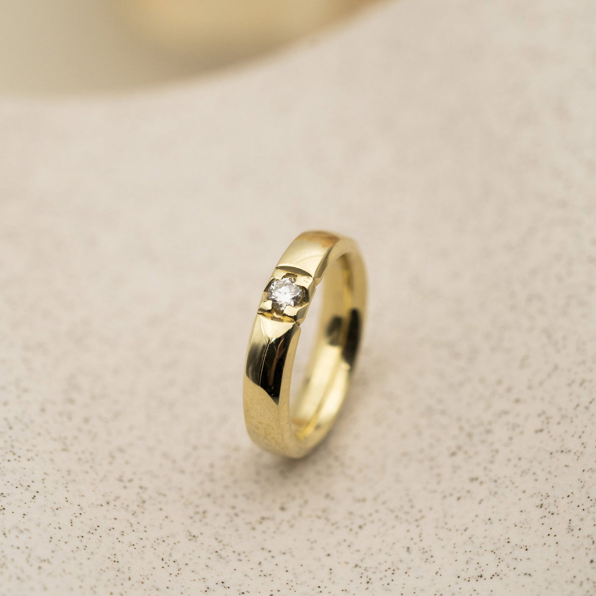 Beta alliansering i gult gull med diamant 0,10 ct, bilde 2 av 3