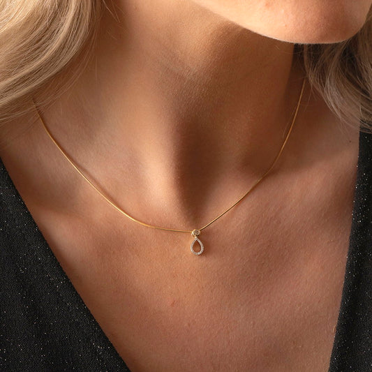 Anheng i gult gull med topas og diamant 0,03 ct