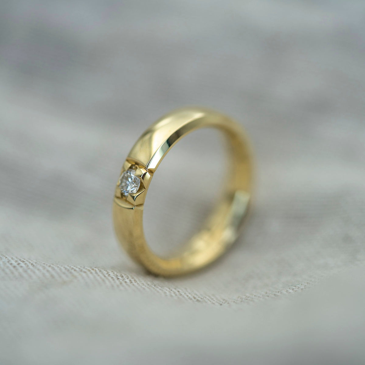 Beta ring i 14 karat gult gull med diamant 0,20 ct, 5 mm, bilde 2 av 4