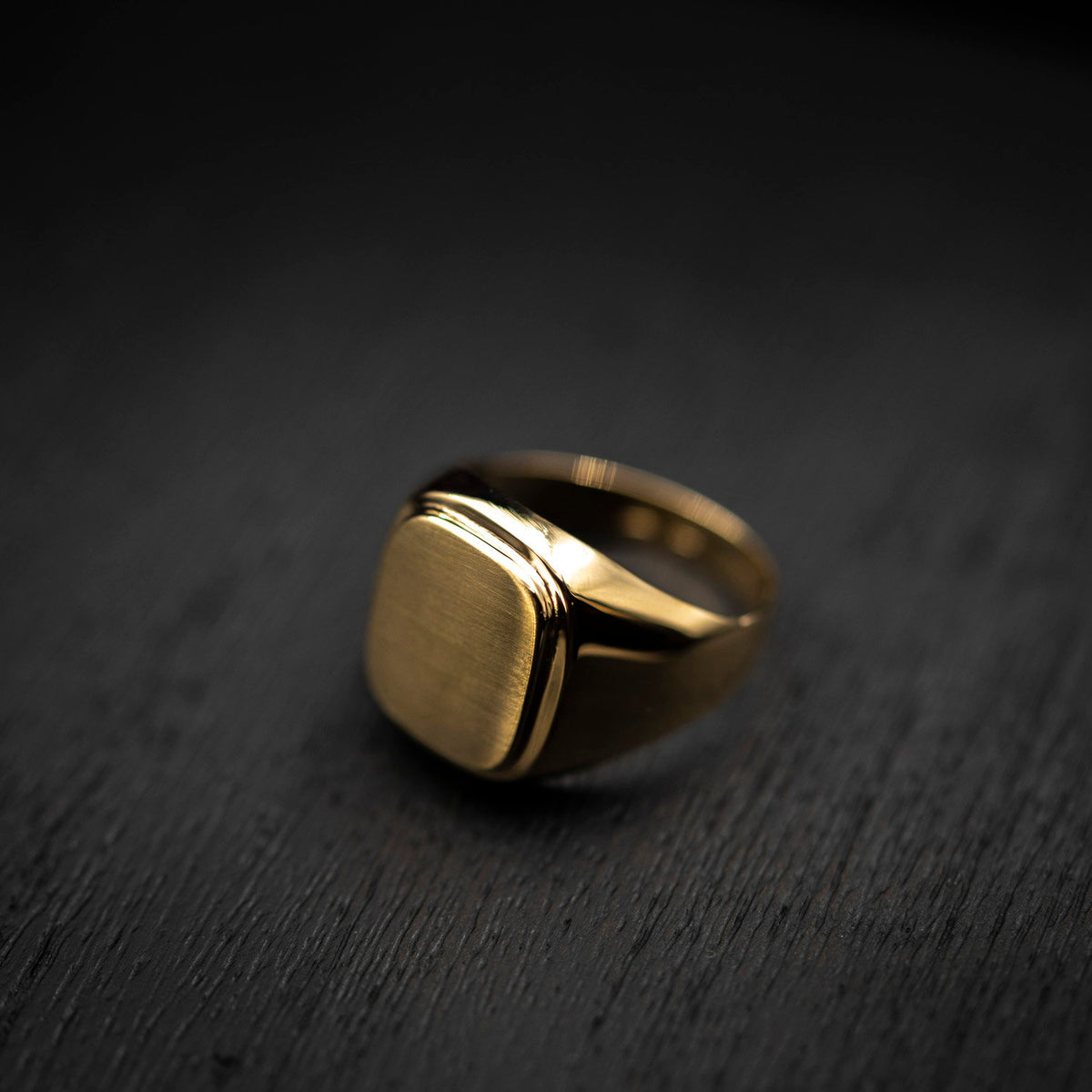 Ring i 14 karat gult gull, blank og matt, plate 12 x 14 mm, bilde 3 av 4