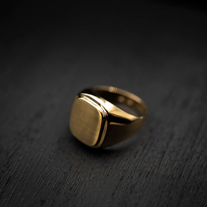 Ring i 14 karat gult gull med blank og matt overflate, bilde 3 av 4