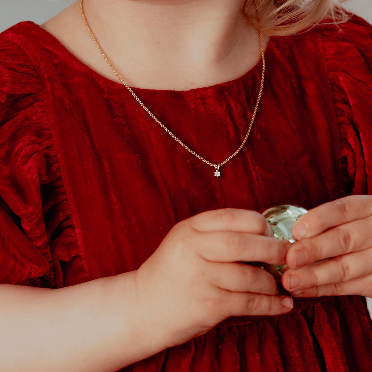 Smykke i 585 gult gull med diamant 0,05 ct til barn, bilde 3 av 3