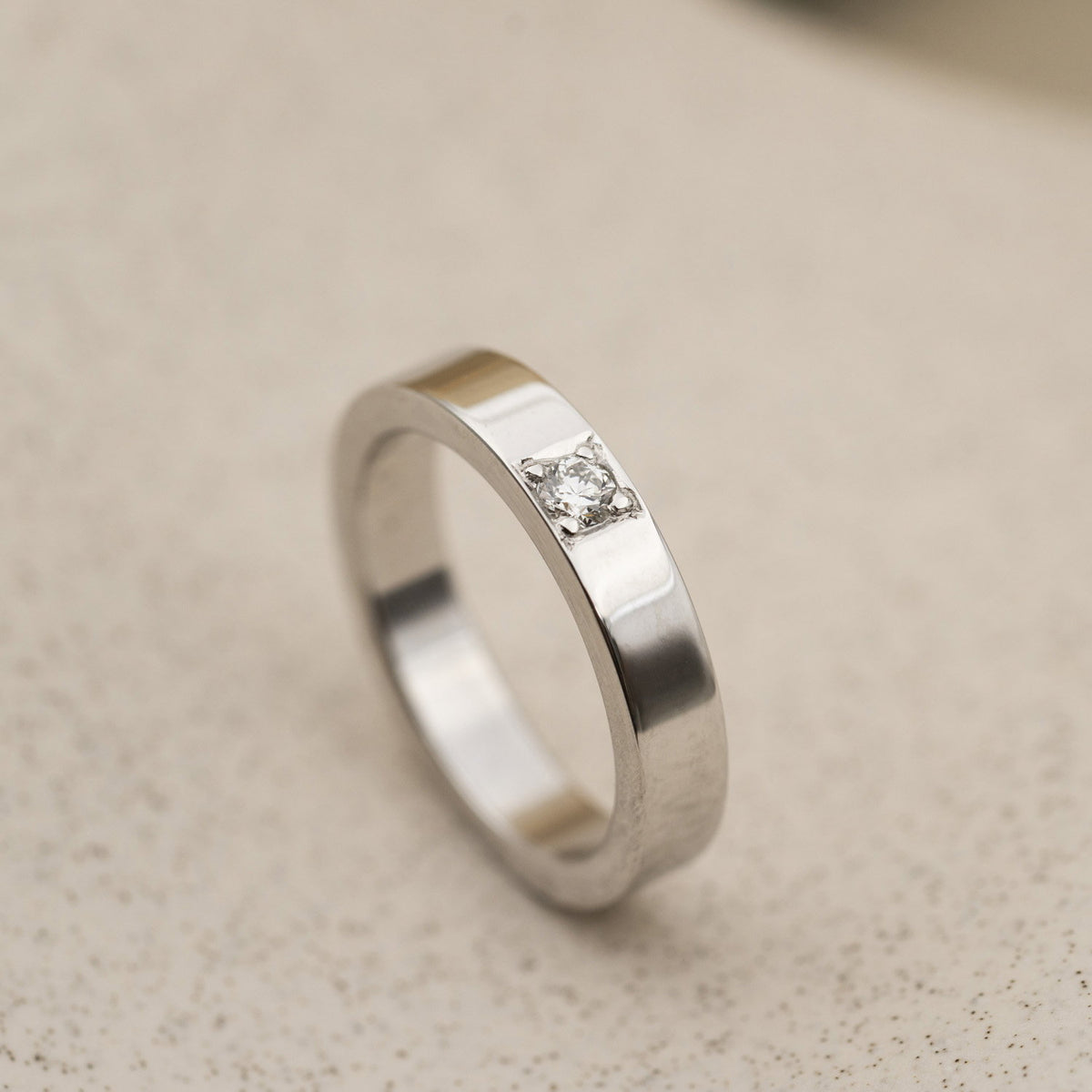 Delta ring i 14 karat hvitt gull med diamant 0,10 ct, bilde 3 av 3