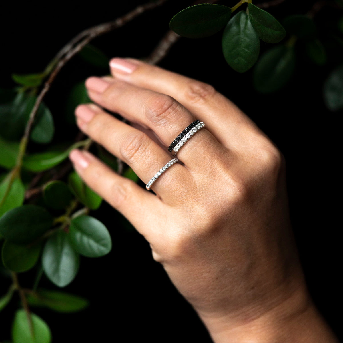 Ring i 14 karat gull med sort diamant 0,27 ct, bredde 2 mm, bilde 7 av 8