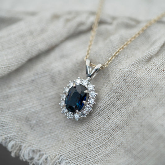 Anheng i 14 karat hvitt gull med safir og diamant 0,42 ct, bilde 2 av 3