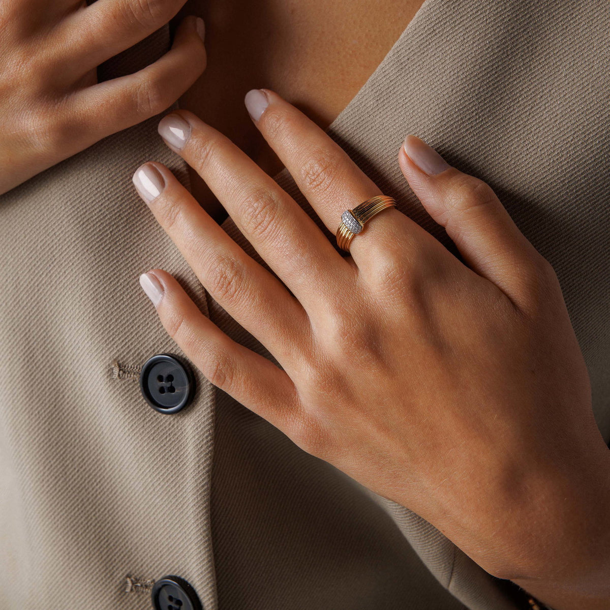 Ring i 14 karat gult gull med diamant 0,05 ct, bilde 2 av 3