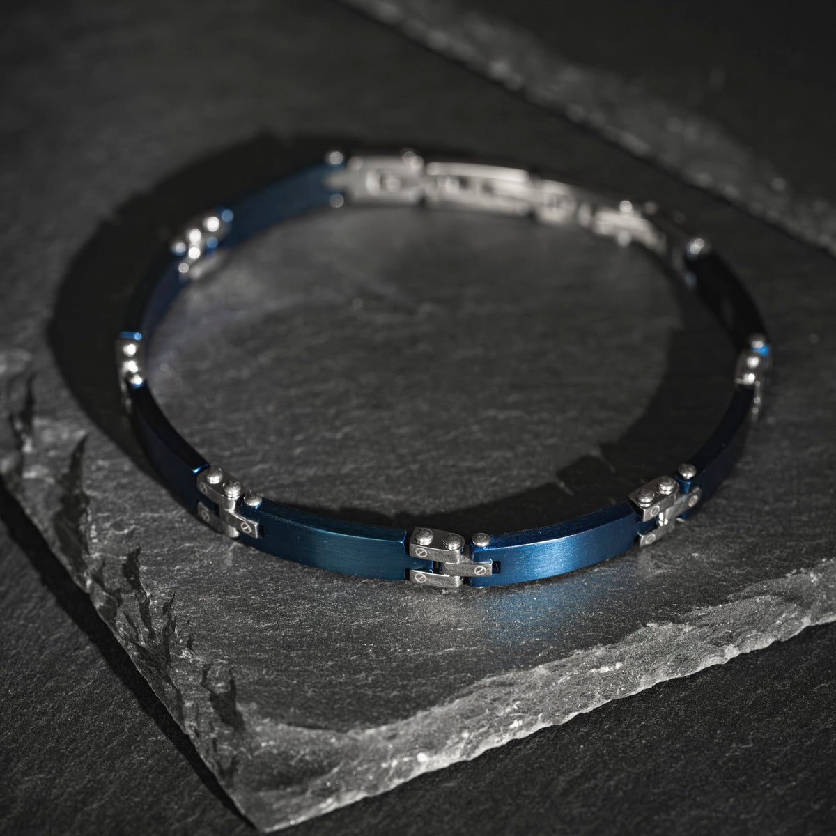 Armbånd i stål med blå finish, 6,2 mm, 21,5 cm, bilde 3 av 4