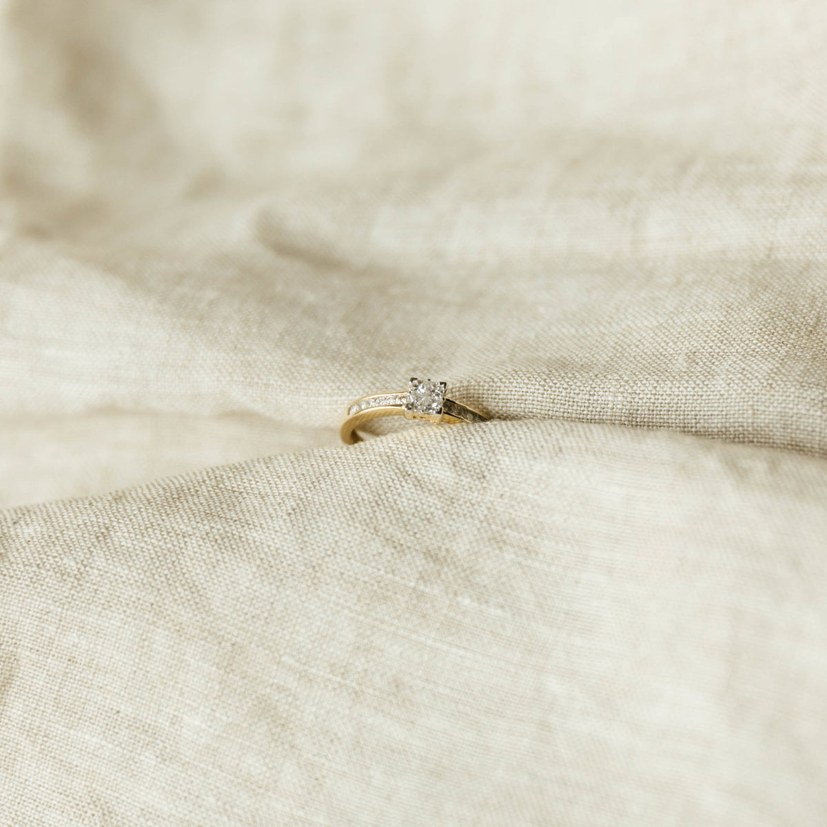 Ring i gult gull med diamant 0,33 ct, bredde 5 mm, bilde 2 av 4