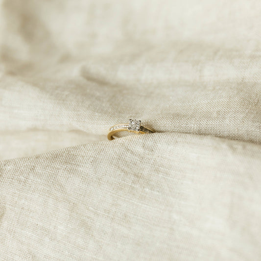 Ring i gult gull med diamant 0,33 ct, bredde 5 mm, bilde 2 av 4