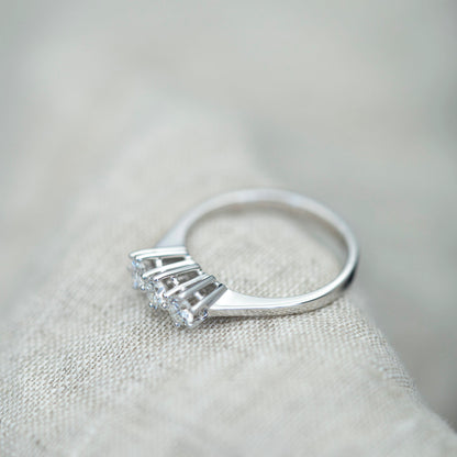 3-stens ring i rhodinert hvitt gull med diamant 0,30 ct, bilde 2 av 3
