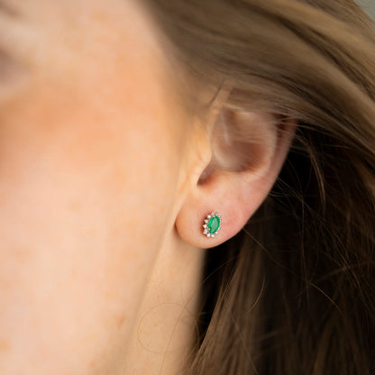 Øredobber i 14 karat hvitt gull med diamant og smaragd 0,08 ct, bilde 2 av 4