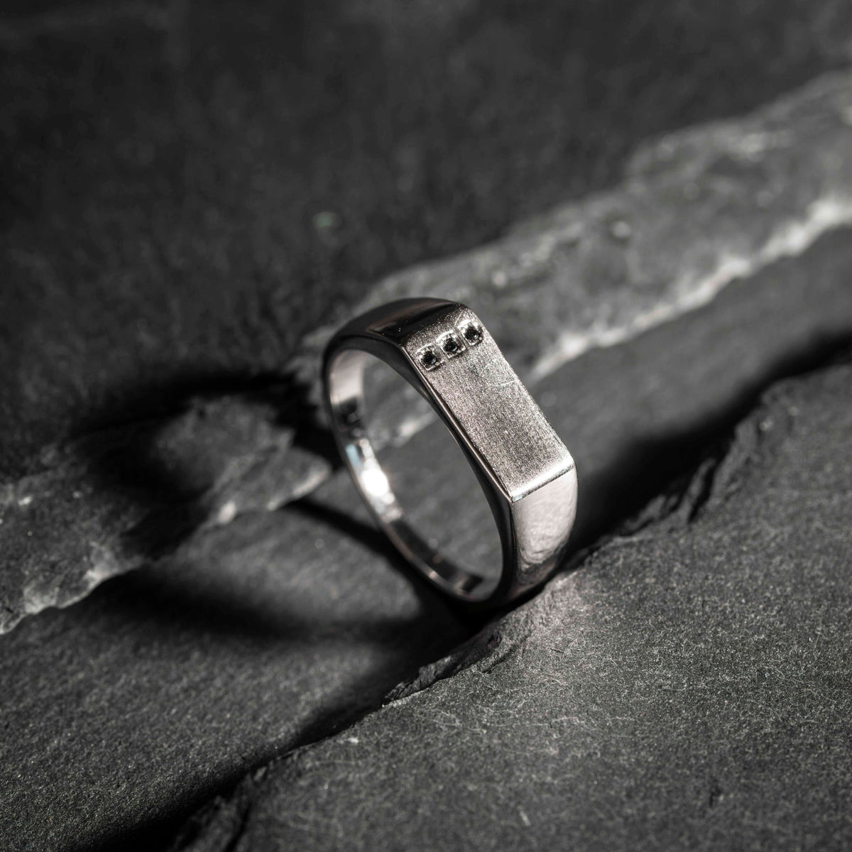 Ring i 925 sølv med sort zirkonia, bredde 2 mm, bilde 4 av 8