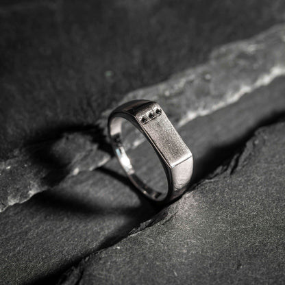 Ring i 925 sølv med sort zirkonia, bredde 2 mm, bilde 4 av 8