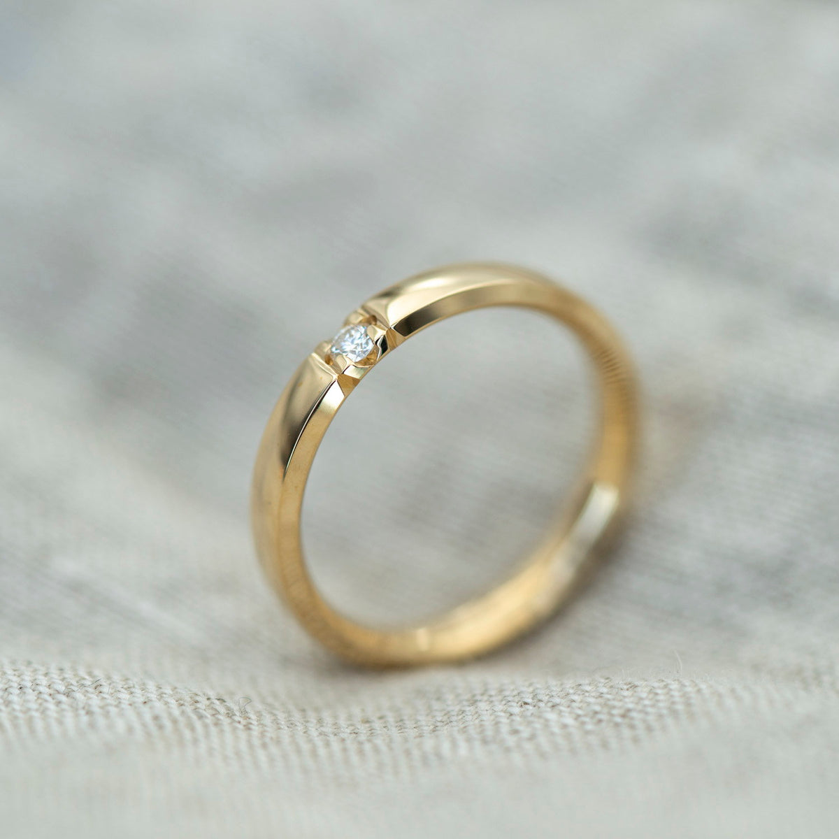Beta ring i 14 karat gult gull med diamant 0,03 ct TWSI 3 mm, bilde 2 av 4