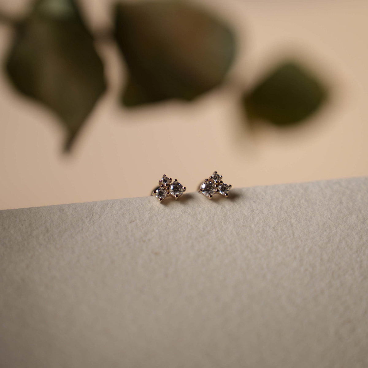 Shapes øredobber i forgylt sølv med zirkonia, 6 mm, bilde 3 av 3