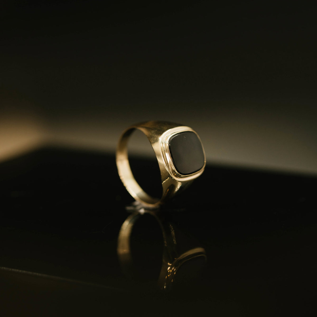 Ring i gult gull med onyks, plate 12 x 14 mm, bilde 4 av 4