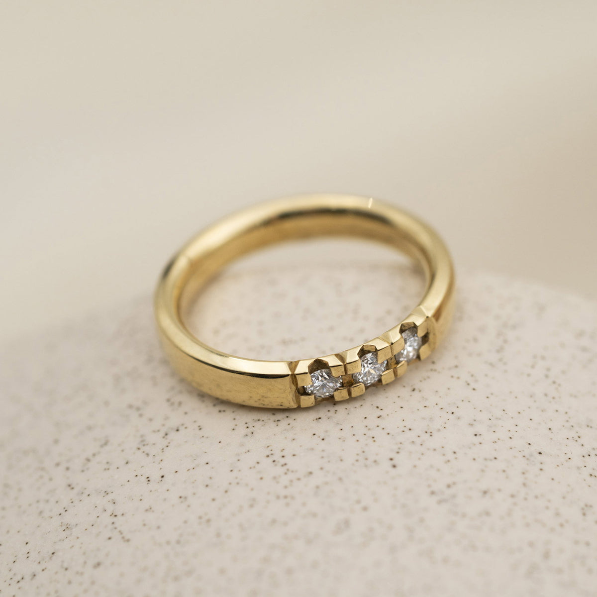 Beta ring i 14 karat gult gull med diamant 0,15 ct TWSI, 3,4 mm, bilde 2 av 3